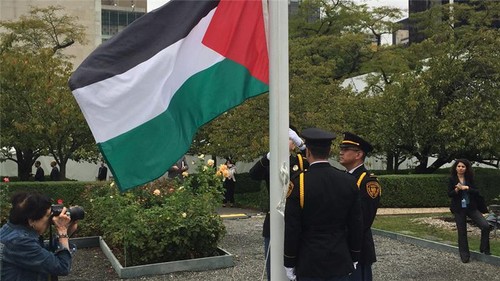 Palestinian flag raised at UN for first time - ảnh 1